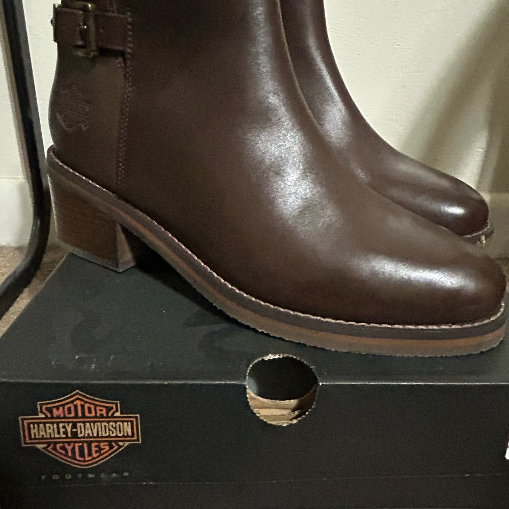 Harley-Davidson Women's Dark Brown leather boot. NIB